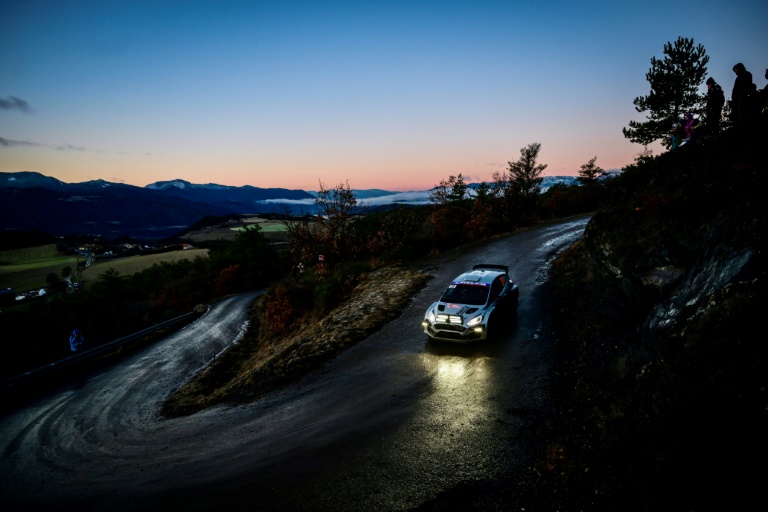 Le jour se lève dimanche sur la 16e spéciale du rallye Monte-Carlo entre Avançon et Notre-Dame-du-Laus, au moment du passage de la Ford Fiesta du pilote irlandais Eamonn Boland