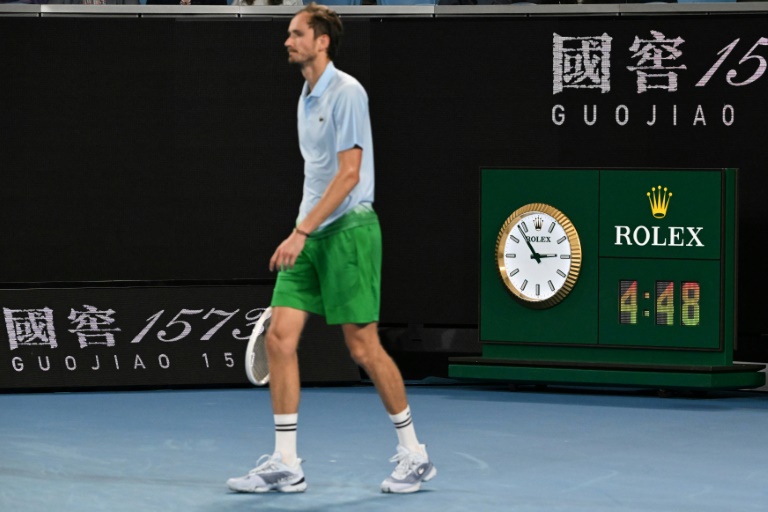 Le Russe Daniil Medvedev, la raquette en berne dans le super tie-break du 2e tour de l'Open d'Australie contre l'Américain Learner Tien le 16 janvier 2025 à Melbourne