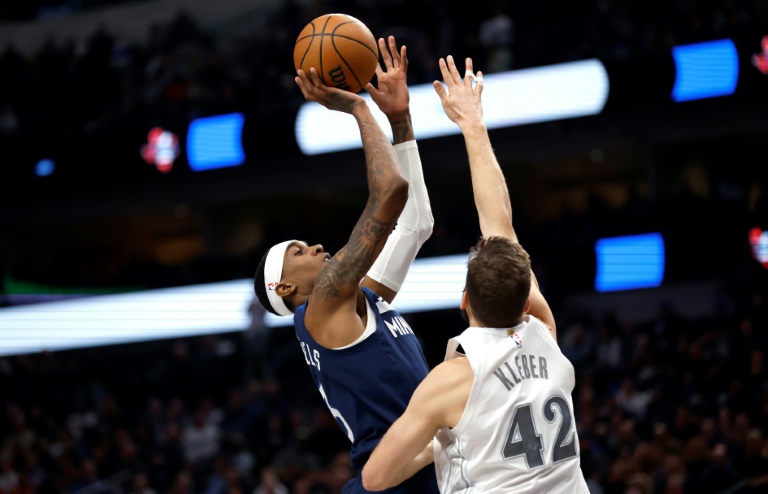 Jaden McDaniels (G), des Minnesota Timberwolves, au shoot lors d'un match de saison régulière de NBA, le 22 janvier 2025 à Denver