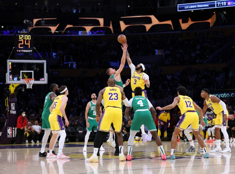 Mise en jeu du match NBA entre les Lakers et les Boston Celtics, le 23 janvier 2025 à Los Angeles