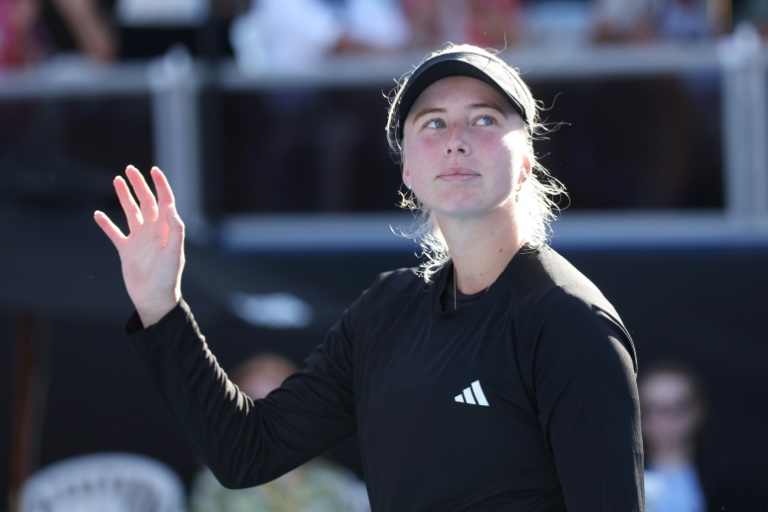 La Danoise Clara Tauson du Danemark célèbre sa victoire, après l'abandon de la Nippone Naomi Osaka en finale du tournoi WTA 250 d'Auckland en raison d'une blessure abdominale, à Auckland, le 5 janvier 2025