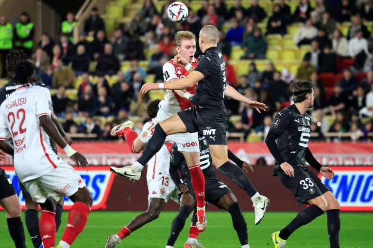 Le Monégasque Mika Biereth (centre gauche) à la lutte lors de la victoire de Monaco face à Rennes (3-2), le 25 janvier 2025 au Stade Louis-II