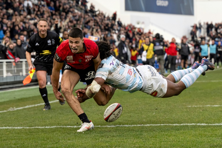 L'ailier de Toulon Gael Drean (G) inscrit un essai face au Racing 92, à Toulon, le 4 janvier 2025