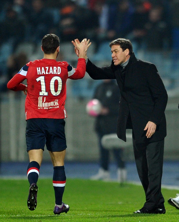 Rudi Garcia (à droite), entraîneur de Lille, et Eden Hazard, milieu de terrain de Lille, lors du match de L1 contre Auxerre, le 3 mars 2012, à Villeneuve d'Ascq. Rudi Garcia avait réalisé un doublé historique Coupe-Championnat de France en 2011