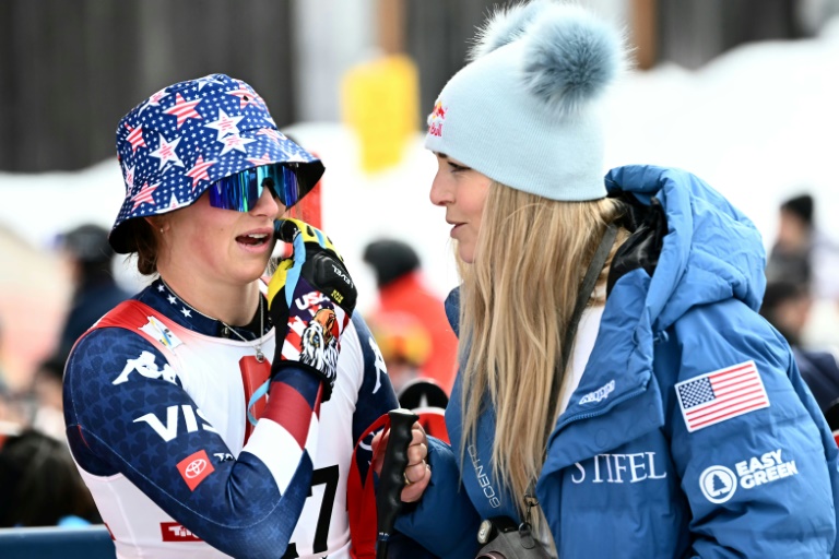 L'Américaine Lindsey Vonn (à droite) avec la vainqueure du super-G de Sankt Anton (Autriche) en Coupe du monde, sa compatriote Lauren Macuga, le 12 janvier 2025.