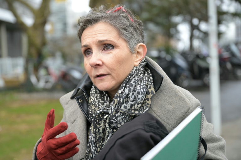 Béatrice Zavarro, l'avocate de Dominique Pelicot, s'adresse à la presse avant l'audience de son client au pôle judiciaire dédié aux affaires non résolues du palais de justice de Nanterre, le 30 janvier 2025 près de Paris