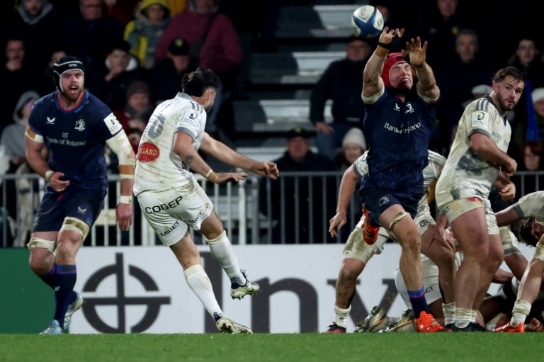 Le Rochelais Antoine Hastoy (g) face à l'Irlandais Josh Van der Flier lors de la défaite du club français contre le Leinster (16-14), le 12 janvier 2025 à La Rochelle