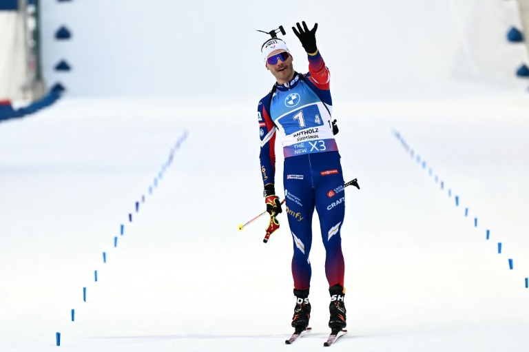 Quatre victoires consécutives en relais pour la France en coupe du monde, comme le montre Emilien Jacquelin en franchissant la ligne d'arrivée du relais 4x7,5 km samedi à Antholz-Anterselva, en Italie