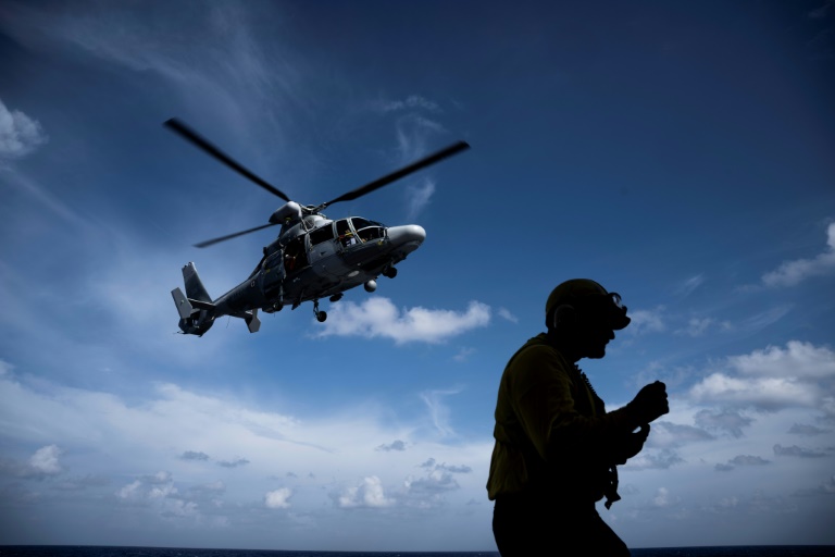 Un hélicoptère militaire Eurocopter AS565 Panther décolle de la frégate de surveillance FS Ventose lors d'une mission au large de la Martinique, le 14 novembre 2024 aux Antilles