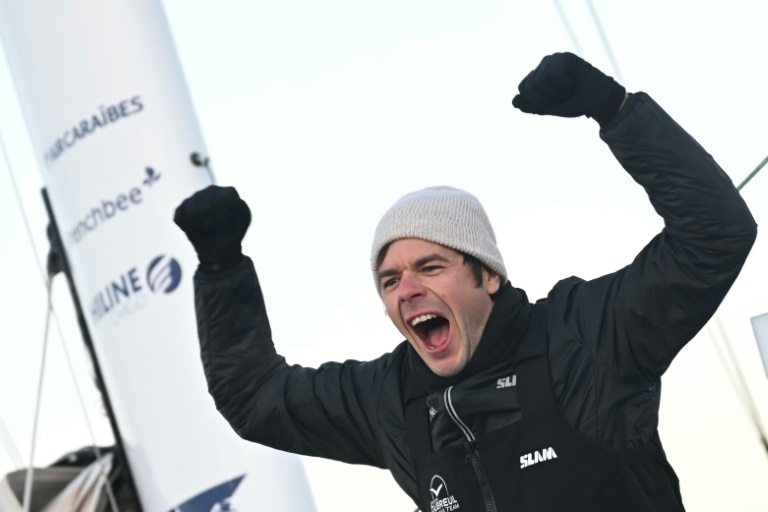 Sébastien Simon à son arrivée aux Sables-d'Olonne après avoir terminé 3e au Vendée Globe, le 17 janvier 2025.