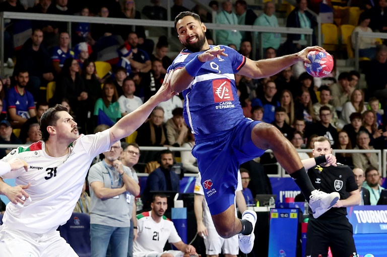 L'arrière droit français Melvyn Richardson prend un tir durant le match amical de handball entre la France et le Portugal, à Strasbourg, le 10 janvier 2025