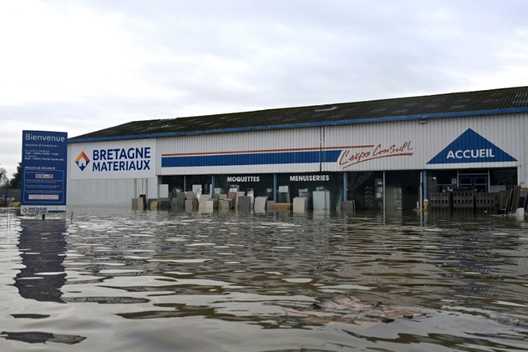 Un magasin Bretagne Matériaux inondé à Redon, en Ille-et-Vilaine, le 31 janvier 2025