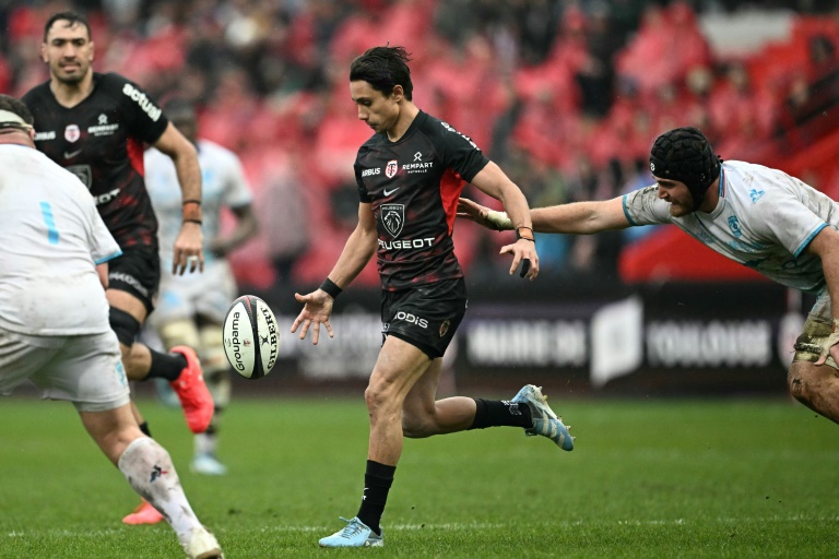 L'arrière italien de Toulouse Ange Capuozzo fait une passe au pied lors du match de la 15e journée de Top-14 contre Montpellier, samedi au stade Ernest-Wallon de Toulouse.