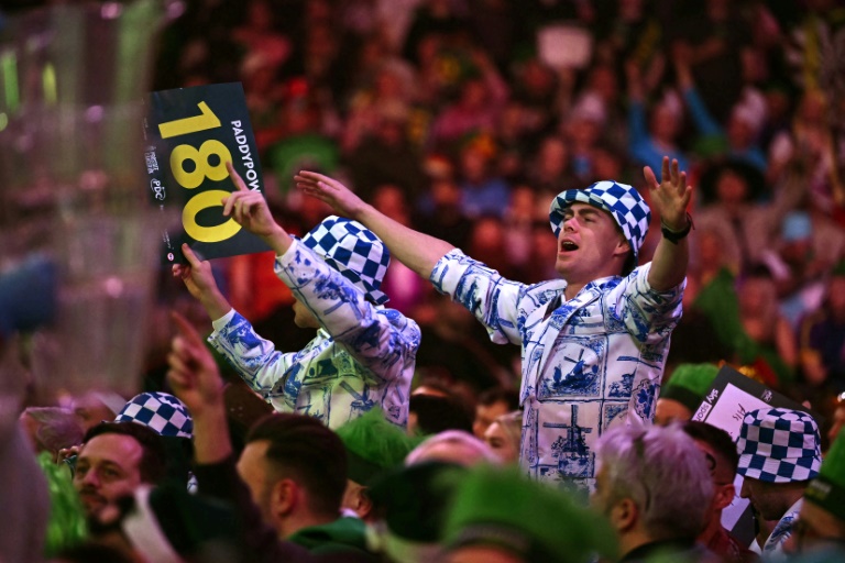 Des supporteurs costumés, lors de la finale du championnat du monde de fléchettes,  à l'Alexandra Palace de Londres, le 3 janvier 2025