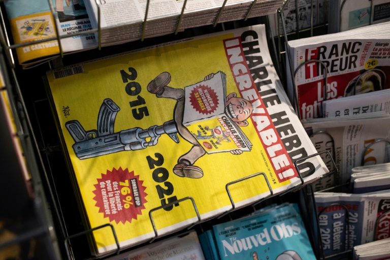 Une édition spéciale du journal satirique Charlie Hebdo à l'occasion du 10e anniversaire de l'attentat contre l'hebdomadaire en vente dans un kiosque à Paris, le 6 janvier 2025