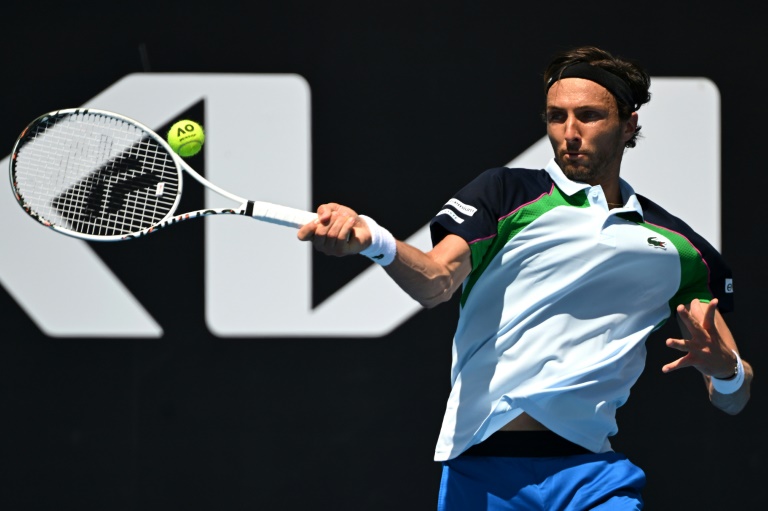 Arthur Rinderknech lors de sa défaite contre l'Américain Frances Tiafoe au premier tour de l'Open d'Australie le 13 janvier 2025. Le Français a cru à la victoire en remontant un retard de deux sets mais s'est finalement incliné.