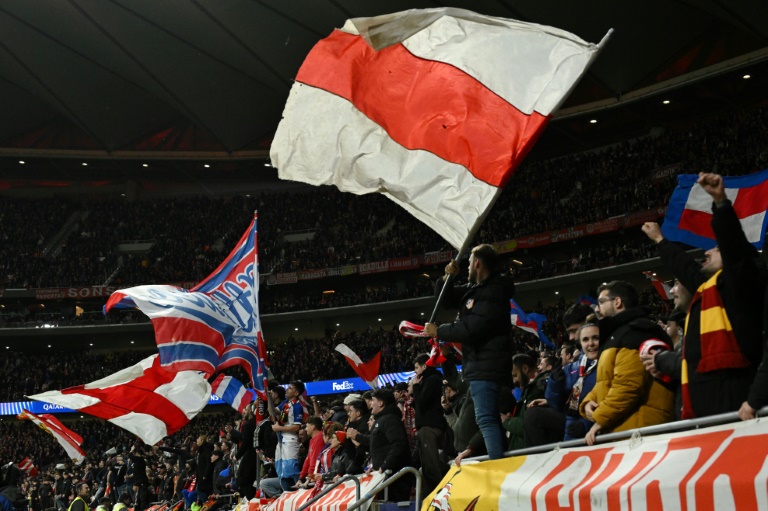 Les supporters de l'Atlético de Madrid célèbrent la victoire de leur équipe en Ligue des champions mardi contre Leverkusen au stade Metropolitano de Madrid.