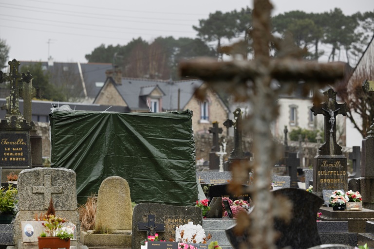 La tombe de Jean-Marie Le Pen recouverte d'une bâche après avoir été vandalisée au cimetière de la Trinité-sur-Mer, le 31 janvier 2025 dans le Morbihan