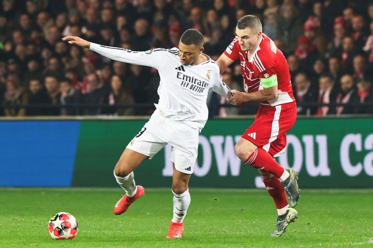 L'attaquant du Real Madrid Kylian Mbappe (G) au duel avec le défenseur brestois Brendan Chardonnet en Ligue des champions, à Guingamp, le 29 janvier 2025