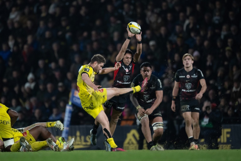 Le demi de mêlée de La Rochelle Tawera Kerr-Barlow contré par le Toulousain Ange Capuozzo, à La Rochelle, le 4 janvier 2025