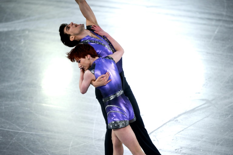 Les patineurs artistiques français Evgeniia Lopareva et Geoffrey Brissaud lors du programme de danse rythmique de la finale du Grand Prix de patinage artistique de l'UIP, à Grenoble, le 6 décembre 2024