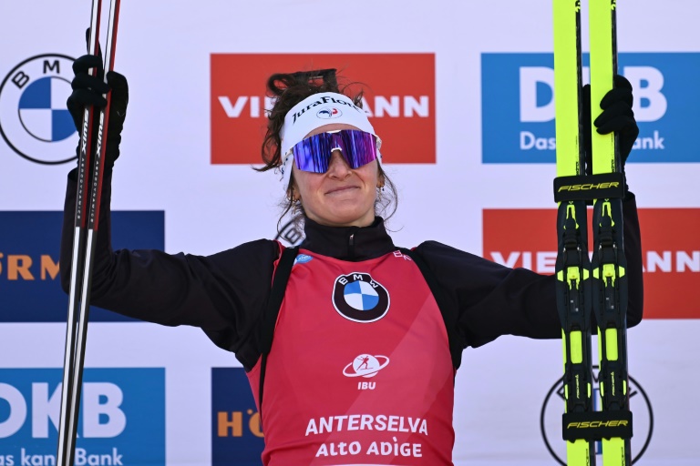 La Française Lou Jeanmonnot sur le podium après sa victoire dans la poursuite d'Antholz-Anterselva le 25 janvier 2025