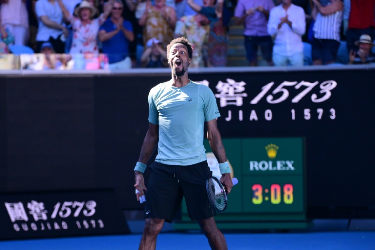 Le Français Gaël Monfils célèbre sa victoire sur l'Américain Taylor Fritz au 3e tour de l'Open d'Australie, à Melbourne, le 18 janvier 2025