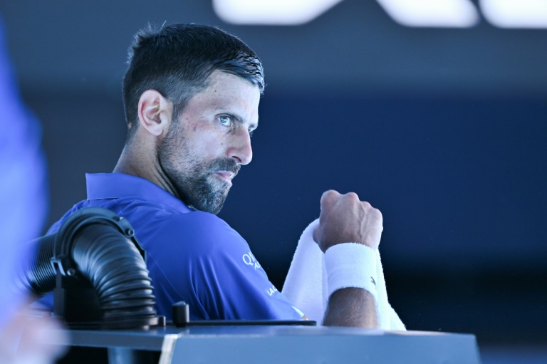 Novak Djokovic à un changement de côté lors de sa demi-finale de l'Open d'Australie le 24 janvier 2025. Le champion serbe a été contraint à l'abandon après la perte du premier set au tie-break face à l'Allemand Alexander Zverev