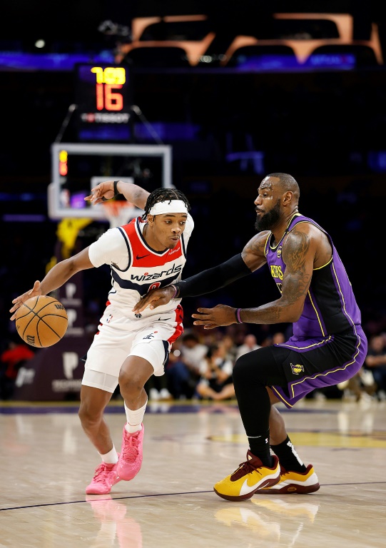 Bilal Coulibaly (G) face à LeBron James lors d'un match de saison régulière de NBA de sa franchise des Washington Wizards contre les Lakers, le 21 janvier 2025 à Los Angeles