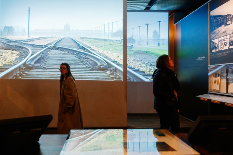 Des visiteuses au Musée de l'Holocauste du Mémorial de la Shoah à Paris, le 19 janvier 2025