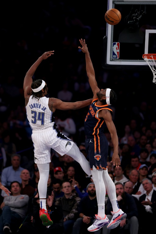 Wendell Carter Jr (gauche) face à Precious Achiuwa lors du match du Orlando Magic contre les Knicks, le 6 janvier 2025 à New York