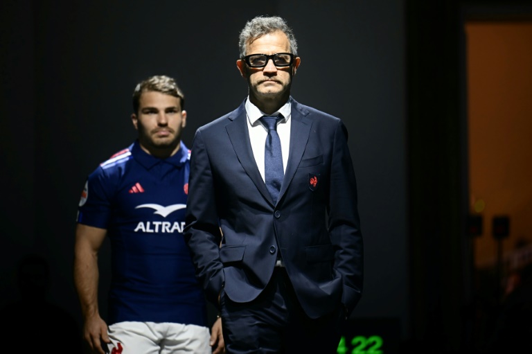 Le sélectionneur du XV de France Fabien Galthié, flanqué de son capitaine Antoine Dupond, dans le cadre de la journée de présentation du Tournoi le 21 janvier 2025 à Rome