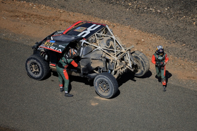 Le pilote français Sébastien Loeb et son co-pilote Fabian Lurquin, après leur accident lors de la 3e spéciale du rallye Dakar entre Bisha et Al Henakiyah, en Arabie Saoudite, le 7 janvier 2025