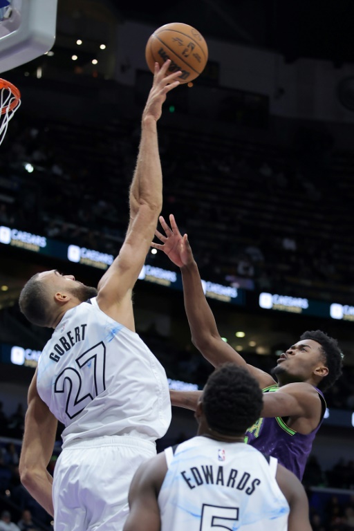 Rudy Gobert bloque un tir d'Yves Missi lors du match NBA entre les Minnesota Timberwolves et les Pelicans, le 7 janvier 2025 à la Nouvelle-Orleans