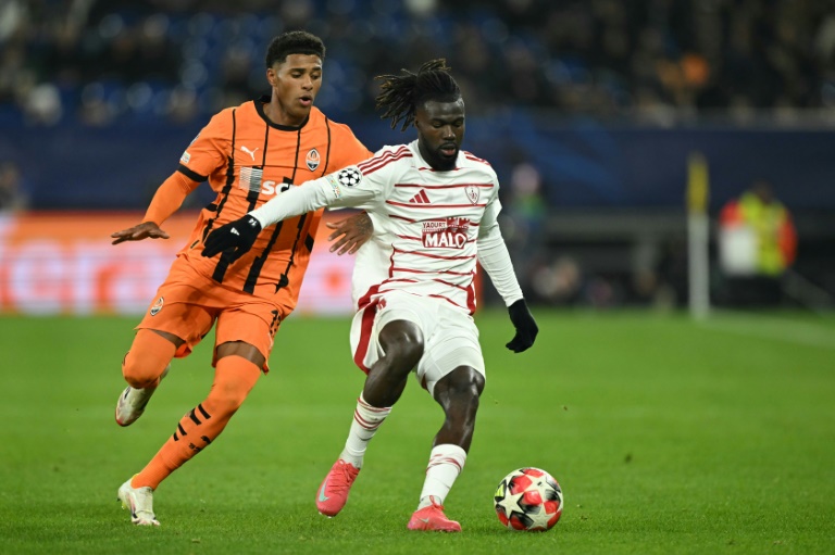 L'attaquant de Brest Mama Balde (à droite) aux prises avec le Brésilien du Shakhtar Donetsk Vinicius Tobias, mercredi en Ligue des champions à Gelsenkirchen, en Allemagne.