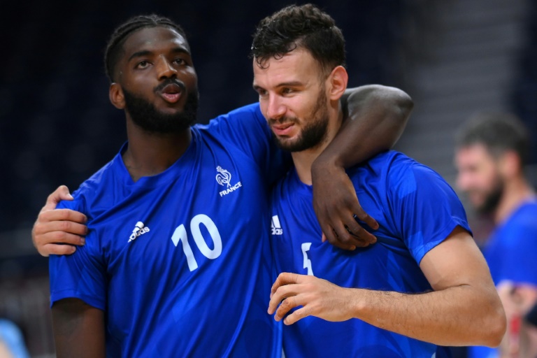 Les handballeurs français Dika Mem (à gauche) et Nedim Remili après avoir battu le Danemark en finale des JO de Tokyo le 7 août 2021 au Yoyogi National Stadium au Japon