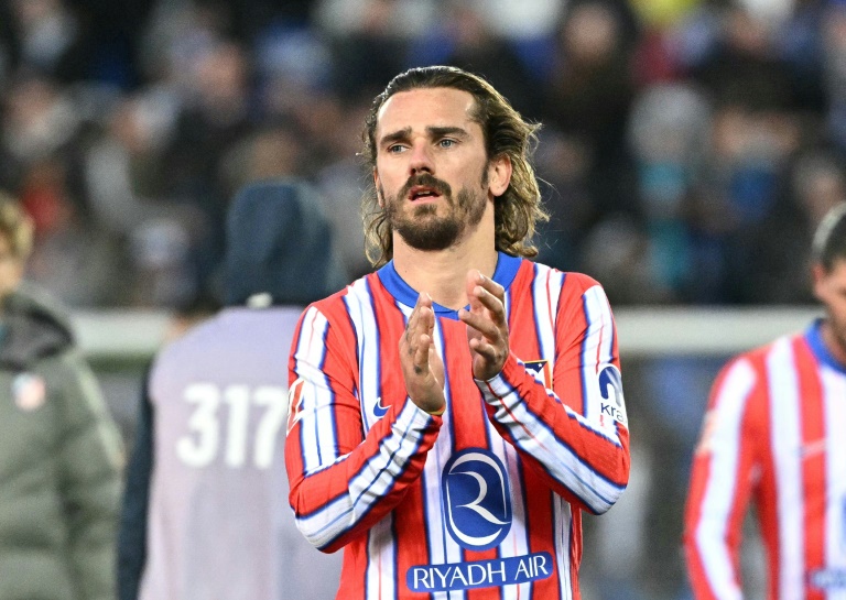 L'attaquant français de l'Atletico Madrid, Antoine Griezmann, applaudit à la fin du match de la ligue espagnole entre le Club Deportivo Leganes SAD et le Club Atletico de Madrid, au stade Butarque Municipal à Leganes, le 18 janvier 2025