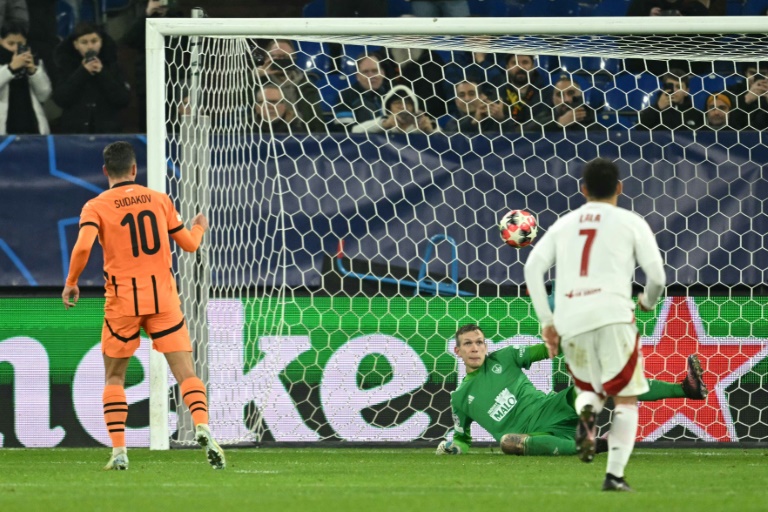 Sudakov (numéro 10) marque un pénalty pour le Shakhtar Donetsk contre Brest mercredi en Ligue des champions, à Gelsenkirchen en Allemagne.