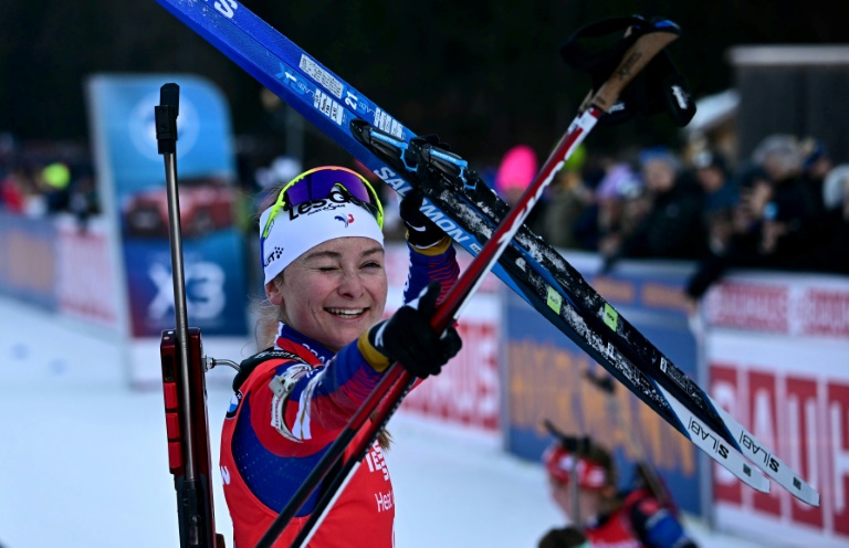 La biathlète française Jeanne Richard célèbre sa troisième place sur l'épreuve féminine de la mass start, à Ruhpolding, le 19 janvier 2025