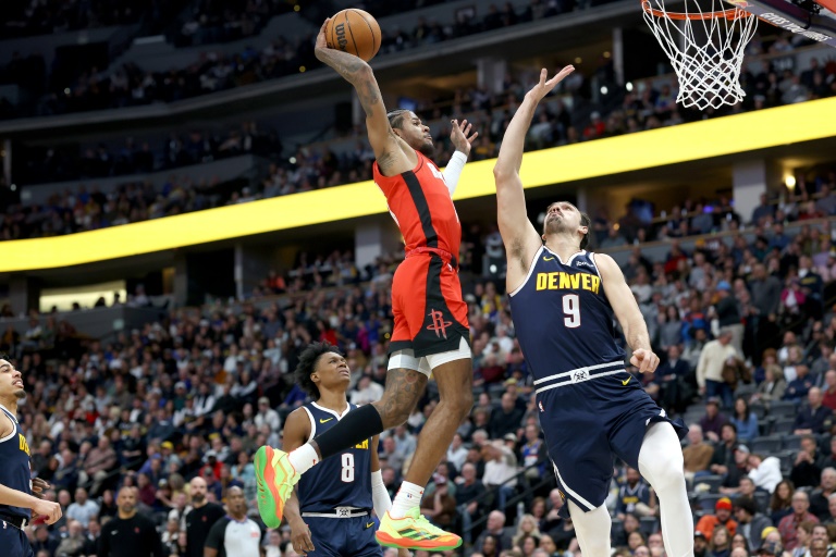 Jalen Green (G), des Houston Rockets, au dunk lors d'un match de saison régulière à Denver, le 15 janvier 2025