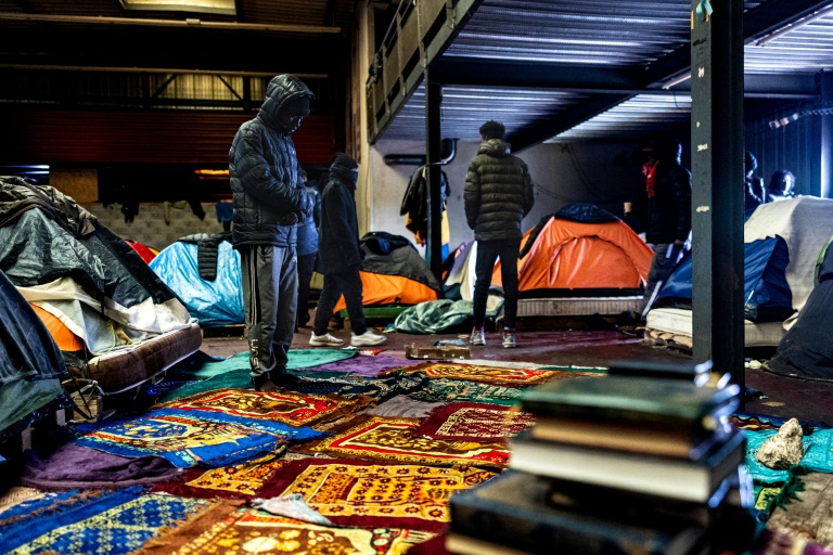 Un entrepôt abandonné, où des migrants s'abritent pendant les mois d'hiver, à Marck, près de Calais, dans le Pas-de-Calais, le 24 janvier 2025