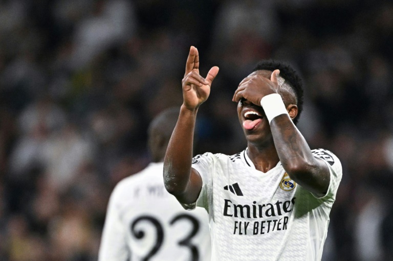 Vinicius Junior célèbre son deuxième but, le cinquième du Real, mercredi contre Salzbourg en Ligue des champions au stade Santiago Bernabeu de Madrid.