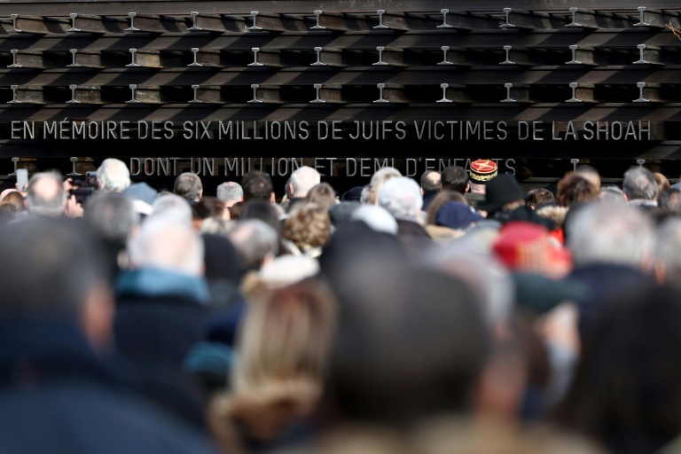 Des visiteurs lors de l'inauguration d'un mémorial de la Shoah à Lyon, à la veille des 80 ans de la libération du camp d'extermination d'Auschwitz-Birkenau, le 26 janvier 2025