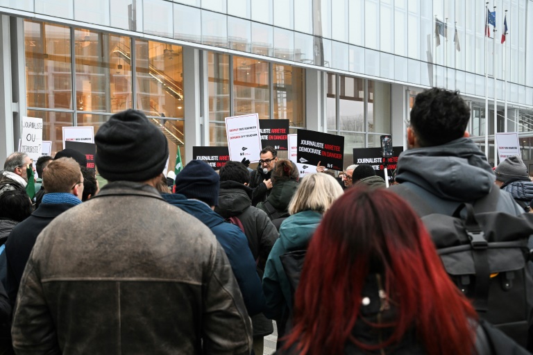 Un rasssemblement de soutien à la journaliste Ariane Lavrilleux à Paris le 17 janvier 2025