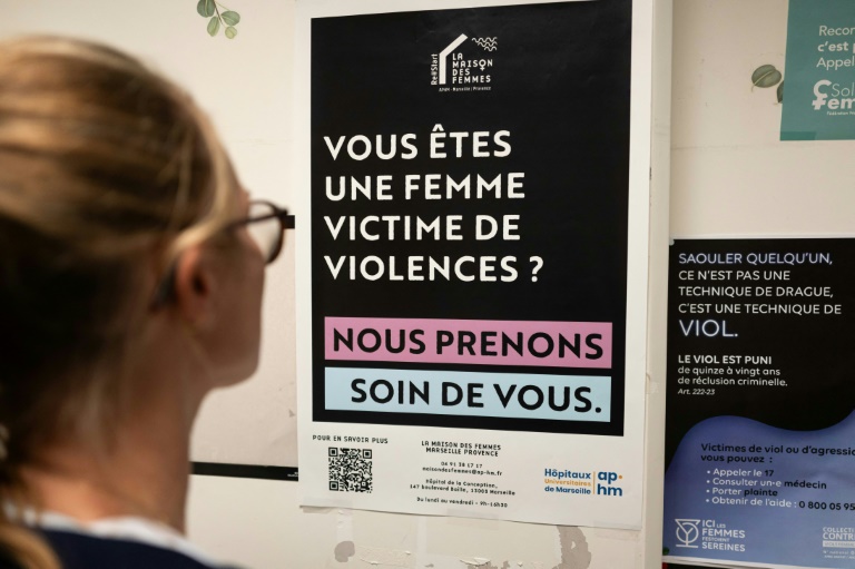 Une affiche d'information sur les violences conjugales aux urgence de l'hôpital de La Timone à Marseille, le 31 décembre 2024