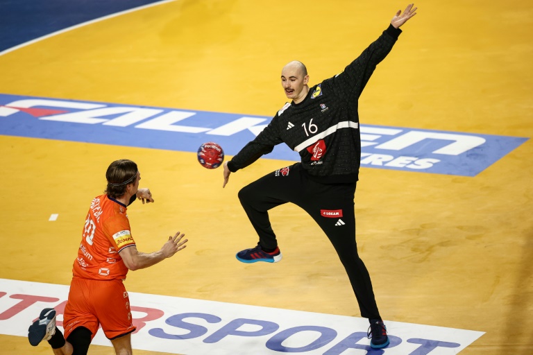 Le gardien français Charles Bolzinger face à l'attaquant néerlandais Robin Nagtegaal durant le match du tour principal du mondial de handball jeudi à Varazdin en Croatie