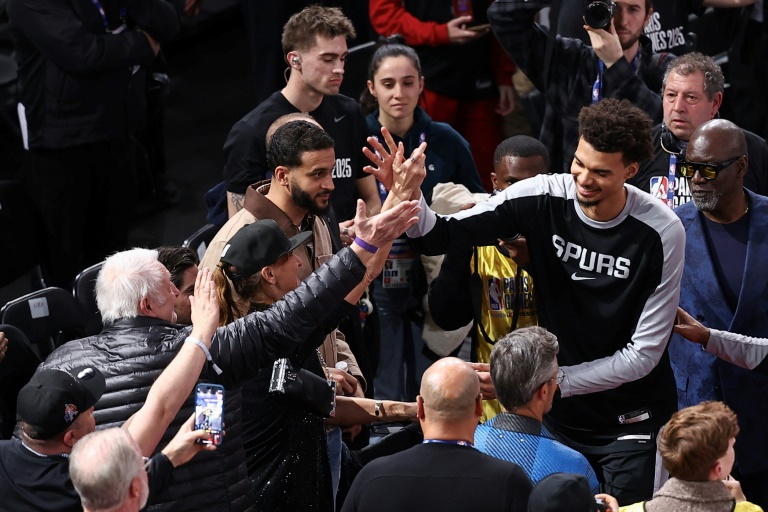 Le Français des San Antonio Spurs Victor Wembanyama salue les spectateurs de l'Arena de Bercy lors du match de NBA délocalisé à Paris contre les Indiana Pacers le 23 janvier 2025