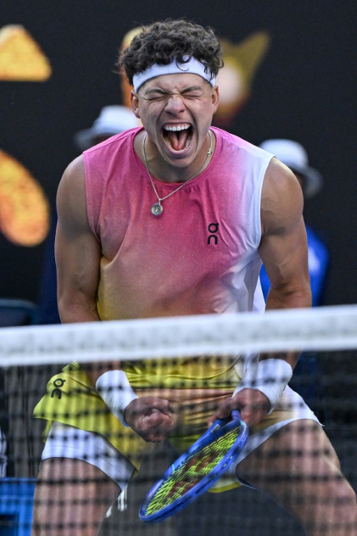 L'Américain Ben Shelton célèbre sa victoire face à Lorenzo Sonego en quart de finale de l'Open d'Australie, à Melbourne, le 22 janvier 2025