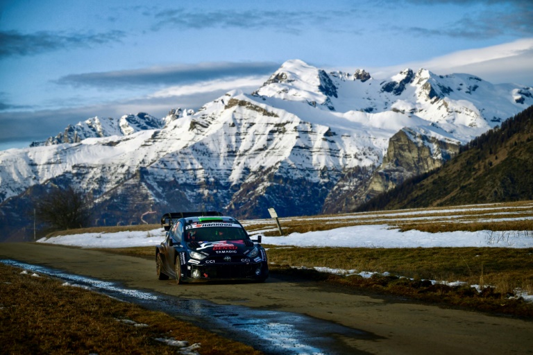 La Toyota Yaris du Gallois Elfyn Evans durant la 8e spéciale du rallye de Monte-Carlo samedi, entre Saint-Leger-Les-Mélèzes et La Batie-Neuve près de Gap.