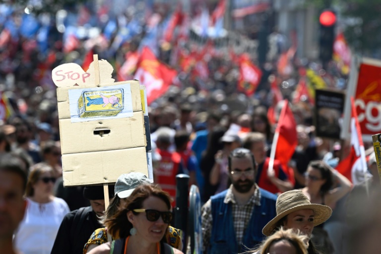 Une manifestation contre la réforme des retraites adoptée via l'article 49.3, à Rennes, le 6 juin 2023